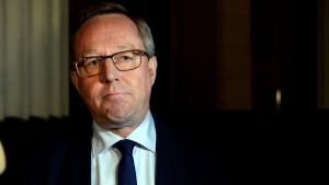Mika Lintilä (C) sa att vi nu kan inleda vintersäsongen inom resebranschen i Finland."Bättre sent än aldrig", sa han på torsdagen. Näringsminister Mika Lintilä med sammanbiten min.