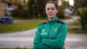 Madeleine Lindholm hör till de mera rutinerade spelarna i SIF. Porträttbild på Madeleine Lindholm.