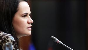 Svetlana Tichanovskaja flydde från sitt hemland dagen efter presidentvalet i augusti 2020 och tog sig till Litauen där hon nu enligt myndigheterna är i säkerhet. Tsihanouskaja puhuu mikrofoniin lähikuvassa.