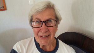 Svampkonsulent Hagar Johnsson tycker att trattkantarellen passar i många maträtter. Hagar Johnsson stöder asylsökande unga män i Karis.