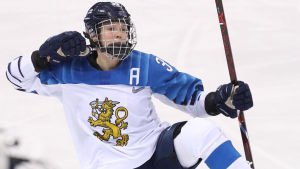 Karvinen har gjort 23 poäng på 6 matcher i Schweiz. Michelle Karvinen firar mål