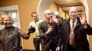 Bild från oktober 2020. Mart Helme flyr från journalisterna i samband med en tidigare regeringskris som handlade om hans hans uttalanden om sexuella minoriteter i en intervju för Deutsche Welle. Den estniska toppolitikern Mart Helme flyr från journalisterna i samband med en regeringskris hans uttalanden har lett till.