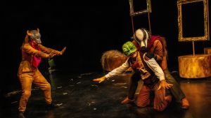Paddans (Kristian Thulesius) vänner Råttan (Elisa Makarevitch) och Grävlingen (Frank Skog) har fullt upp med att hålla hans huvudlösa impulser i styr. Tre skådespelare i djurmasker står på en mörk teaterscen.