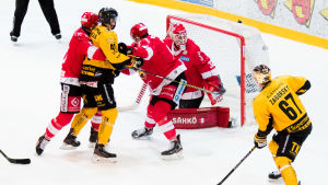 Jarno Koskiranta avgör i förlängningen. Jarno Koskiranta sätter in pucken mot Sport.