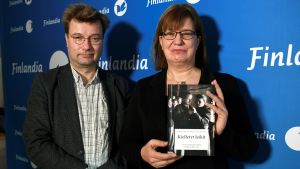 Marko Tikka och Seija-Leena Nevala tilldelas Fack-Finlandiapriset för boken "Kielletyt leikit". Marko Tikka och Seija-Leena Nevala med boken "Kielletyt leikit".
