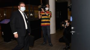 Åklagaren MIkko Sipilä anländer till Helsingfors tingsrätt. Åklagaren yrkar på på flera års ovillkorligt fängelse för Veijo Baltzar. Åklagaren Mikko Sipilä anländer till Helsingfors tingsrätt.