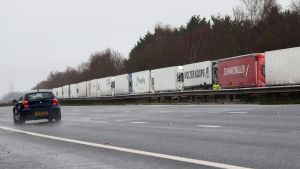 Frakten från Storbritannien blockeras och väntande långtradare står parkerade avsides i närheten av Dover och Kent. 21.12.2020. Frakten från Storbritannien blockeras och långtradare parkerar avsides i väntan. 21.12.2020