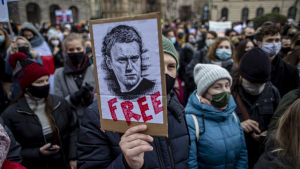 Fler än 5000 av Navalnyjs anhängare har gripits efter stöddemonstrationer för honom. Människor i Prag demonstrerar för ryska Aleksej Navalnyj.