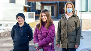 Alvin Ittonen och Mathilda Hortans går båda i femman i Sundom skola. De har nyligen haft tema om nyheter i skolan och både analyserat och skrivit egna nyhetsartiklar. Speciallärare Mikaela Svanbäck vill uppmuntra föräldrar att läsa nyheter med sina barn. Lärare och två elever står framför Sundom skola.