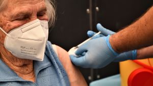 Pierina Polentini får sin andra vaccinspruta i Ancona Äldre italiensk kvinna får coronavaccinspruta.
