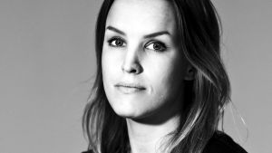 "Vi ser med bestörtning på det låsta läget för barnen och ungdomarna. De har varit på flykt många år, de har ett trasigt förflutet och är övergivna och ensamma - och ändå erbjuds de inget skydd här", säger Elin Wernqvist på Barnrättsbyrån. Porträttbild på Elin Wernqvist, generalsekreterare på organisationen Barnrättsbyrån.