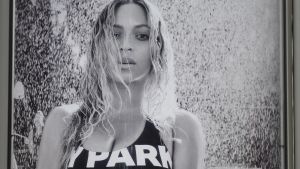 Beyoncé är en mycket kommersiell artist. Här är hon modell för företaget Ivy Park. Beyoncé modell för Ivy Park