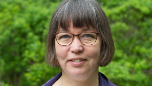Jonna Skand på Folkhälsan påpekar att en minderårig omsorgsgivares hela livssituation påverkas: skolgång, självförtroende, kamratrelationer och fritid. jonna skand