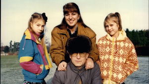 Familjen återförenad i London i början av 90-talet. Oleg Gordijevski med fru och döttrar i London.