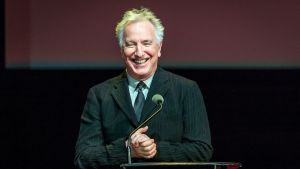 Alan Rickman fick Krzysztof Kieslowski-priset 2014. Alan Rickman skrattar.