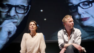 Hos parterapeuterna. Markku Maalismaa och Pirjo Luoma-Aho spelar de grubblande terapeuterna i fonden medan Kristiina Halttu och Eero Aho utgjuter sina rollfigurers problem. Hos parterapeuterna. Markku Maalismaa och Pirjo Luoma-Aho spelar de grubblande terapeuterna i fonden medan Kristiina Halttu och Eero Aho utgjuter sina rollfigurers problem.