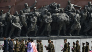 Partiets ställning har stärkts på arméns bekostnad under Kim Jong Un som betonar vikten av att ekonomin stärks Partiets ställning har stärkts på arméns bekostnad under Kim Jong Un som betonar vikten av att ekonomin stäkrs