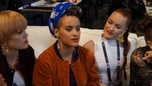 En trött Sandhja som gav sitt allt. Sandhja efter den första semifinalen i Eurovisionen.