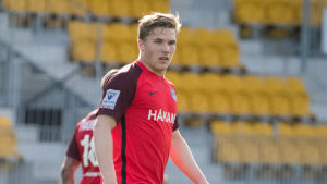 För att vara 19 år gammal har Källman en välutvecklad fysik. Benjamin Källman i matchen mot SJK.