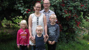 Anna och Magnus tillsammans med barnen Katrina, Arvid och Isak i november 2016. Hela familjen Dahlbacka framför ett träd.