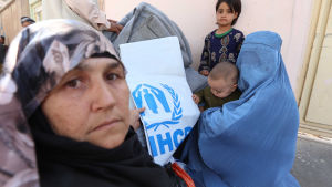 Människor som har förlorat sitt hem får hjälp av UNHCR i Herat Familjer som har förlorat sina hem får hjälp av UNHCR i Herat