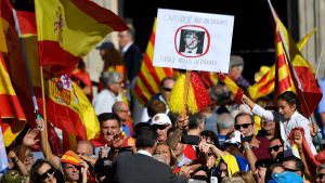 Enligt den regionala polisen samlades 300 000 människor i Barcelona för att demonstrera för ett enat Spanien. Enligt den spanska regeringens uppgifter var deltagarna över en miljon. Demonstrationer i Barcelona för ett enat Spanien.