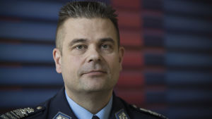 Polisinspektör Kimmo Ulkuniemi berättar att det är tidskrävande då det krävs internationellt samarbete för att utreda ett brott. Det är inte säkert att polisen får det svar de hoppas på för att kunna föra utredningen framåt, säger han. Poliisitarkastaja Kimmo Ulkuniemi
