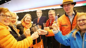 Tiina Kujala (till höger) åkte med i det första metrotåget med sina vänner. Ihmisiä juhlatunnelmissa länsimetron aloitusaamuna.
