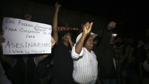 Demonstranter tackar polisenheterna som vägrade lyda regeringens order om att skingra oppositionens protester i huvudstaden Tegucigalpa. Oppositionsdemonstranter visar tacksamhet till poliser som vägrade lyda order om att kväsa protester med skyltar och slagord i Tegucigalpa.