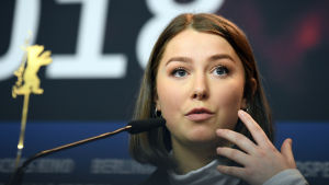 Andrea Berntzen under presskonferensen i Berlin. Andrea Berntzen på presskonferensen.