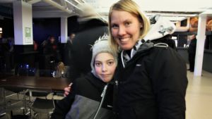 Jaana Vesalainen och sonen Niklas, nio år. Jaana Vesalainen med sonen Niklas.