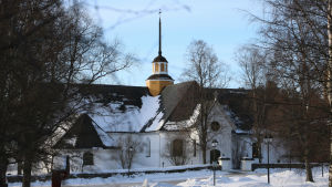 Närpes kyrka. En vit kyrka med svart tak.