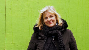 Terapeuten Marjo Kandelin är imponerad över bedragarnas psykologiska blick. De manipulerar ens känslor. Terapeut Marjo Kandelin har skrivit en bok om hur sol och vårare agerar på sociala medier.