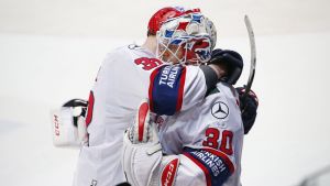 Besvikna Lennart Petrell och Kevin Lankinen. Lennart Petrell kramar om Kevin Lankinen.