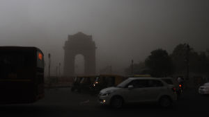 Trafiken i huvudstaden New Delhi försvårades av dålig sikt som orsakades av sandstormar och häftiga regn Trafiken i huvudstaden New Delhi försvårades av dålig sikt som orsakades av sandstormar och häftiga regn