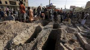 Houthirebeller begraver kamrater som har stupat i strider nära Hodeidah Houthirebeller begraver kamrater som har stupat i strider nära Hoideidah