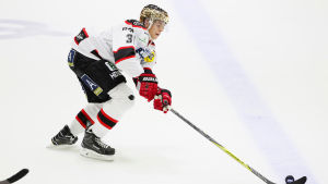 Jesperi Kotkaniemi är en spelskicklig anfallare. Jesperi Kotkaniemi, Ässät 2018.