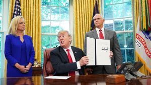 USA:s president Donald Trump tillsammans med inrikessäkerhetsministern Kirstjen Nielsen och vice president Mike Pence, efter att Trump undertecknat presidentordern. USA:s president Donald Trump tillsammans med inrikessäkerhetsministern Kirstjen Nielsen och vice president Mike Pence, efter att Trump undertecknat presidentordern.