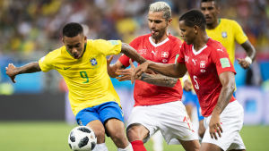 Bra premiär av Schweiz - Jesus kämpar med Behrami och Manuel Akanji. Valon Behrami och Manuel Akanji (t.h.) i kamp om bollen med Gabriel Jesus.