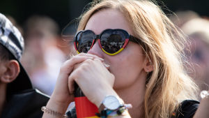 Fotbollssupporter i Berlin tittar på de sista minuterna av Tysklands spel i VM. Fotbollssupporter i Berlin tittar på de sista minuterna av Tysklands spel i VM 2018.