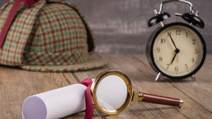 Jan Glantz gillar Agatha Christies stil att skriva. Här dock utstyrsel à la Sherlock Holmes och Arthur Conan Doyle. en hopvikt pappersrulle, ett förstoringsglas, en väckarklocka och en rutig filthatt som är typisk för detektiv Sherlock Holmes.