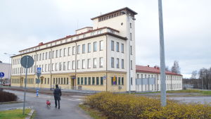 Asylsökande personer kommer till polishuset i Ekenäs för att höra att de får negativt besked på sin ansökan. Ett stort gult hus i Ekenäs som är Raseborgs polisstation.