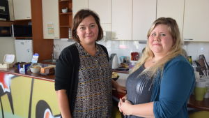 Invandrarkoordinator Karin Ljung och volontären Hanna Al-Gburi två kvinnor