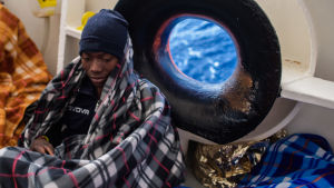 EU ger stöd till den libyska kustbevakningen för att den ska stoppa flyktingar från att ta sig över Medelhavet. En flykting som har räddats ur Medelhavet