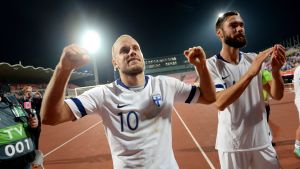Teemu Pukki har varit enda målskytt i Finlands två inledande NL-kamper. Teemu Pukki och Tim Sparv jublar.