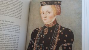 Prinsessan Katarina Jagellonica avbildad i den svarta sammetsklänningen med guldbrokad. Katarina Jagellonicas svarta sammetsklänning har återskapats för tidsresor i Ekenäs