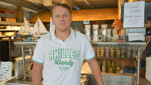 Projektledare Kenneth Ek. Arkivbild. kenneth ek visar borgå akilles nya fanprodukt, vit skjorta med grön text