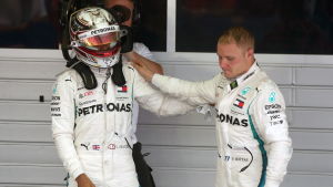 Bottas var långt efter stallkamraten Hamilton förra säsongen. Lewis Hamilton tröstar Valtteri Bottas.