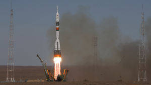 Den ryska Sojuz, "rymdens Lada", har skött största delen av persontrafiken till och från ISS under årens lopp. Sojuz avfyrades i Kazakhstan.