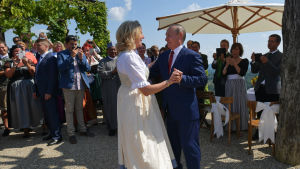 Österrikes utrikesminister Karin Kneissl väckte uppmärksamhet i augusti då hon bjudit in Rysslands president Vladimir Putin till sitt bröllop och de två dansade med varandra under festens gång. Österrikes utrikesminister Karin Kneissl väckte uppmärksamhet i augusti då hon bjudit in Rysslands president Vladimir Putin till sitt bröllop och de två dansade med varandra under festens gång.